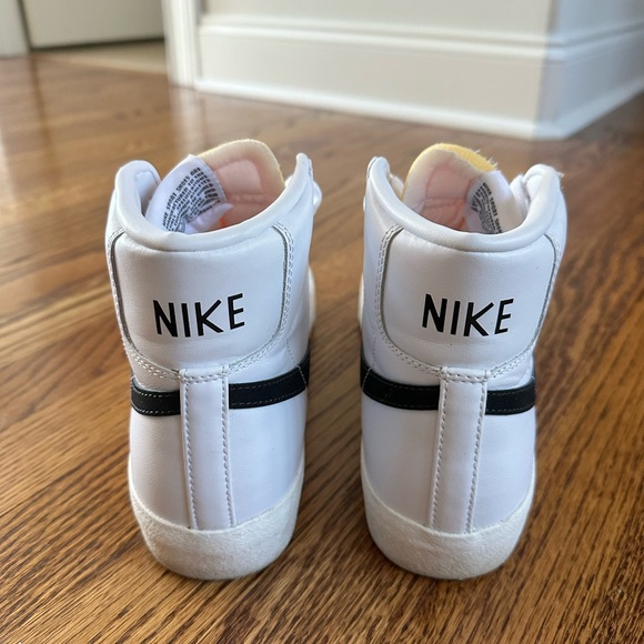 Nike Women's Blazer Mid 77 Shoes - Picture 5 of 6